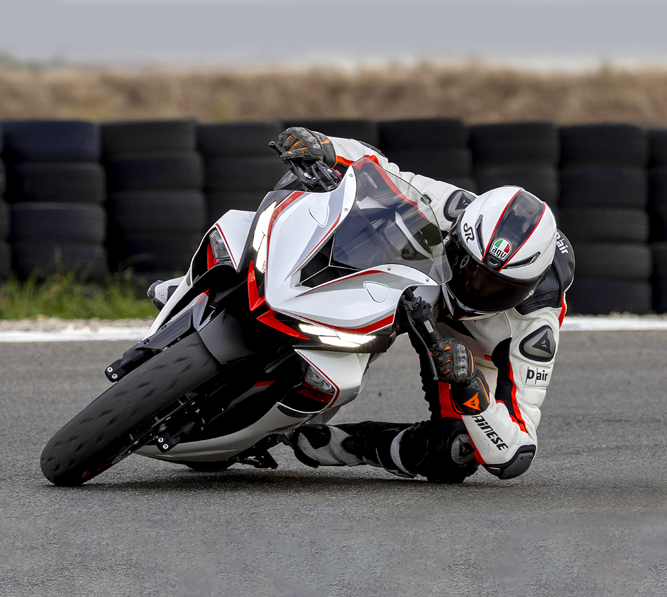 Zontes ZT703RR deportiva en circuito